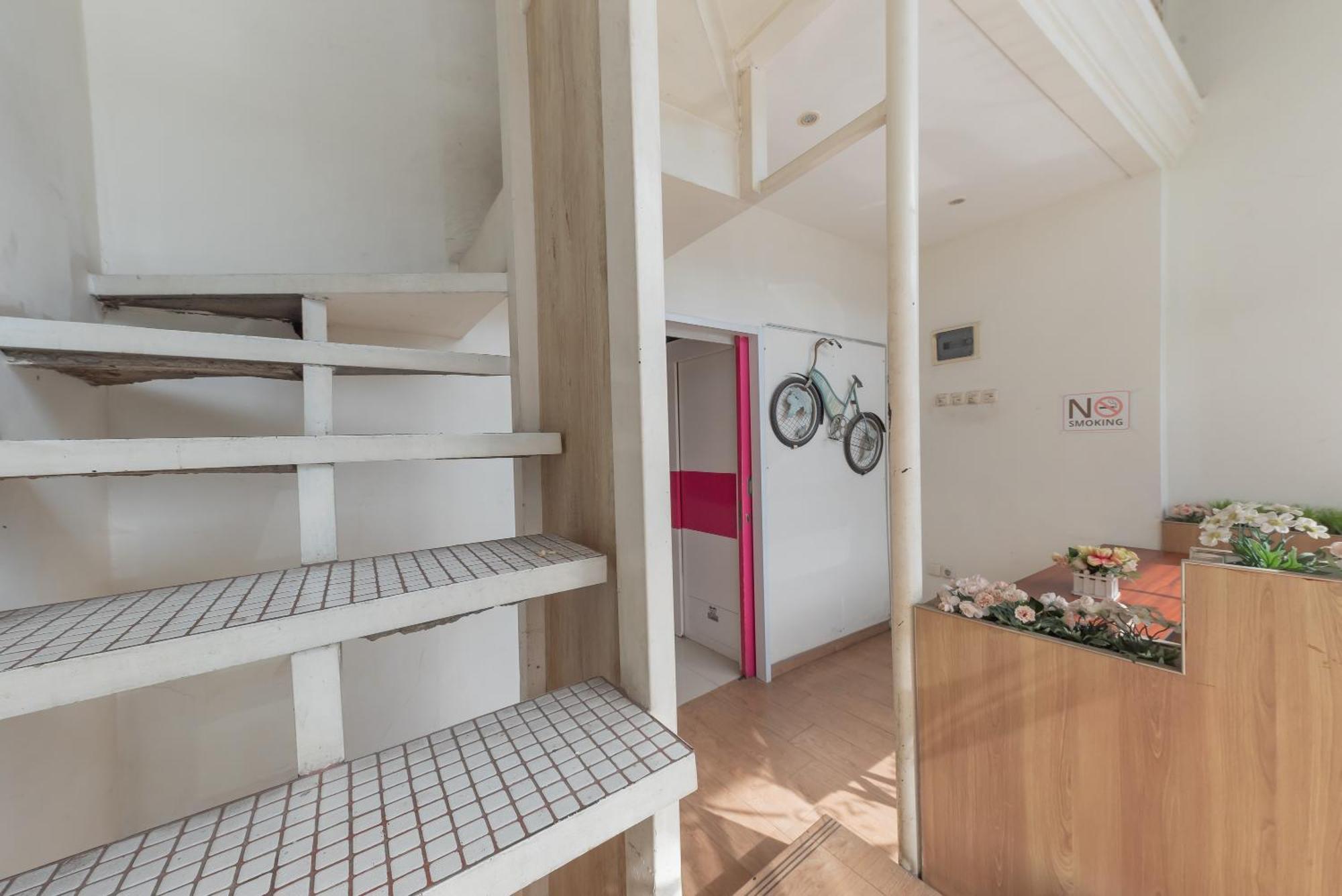 Reddoorz Hostel At Kiara Cozy Kircon バンドゥン エクステリア 写真